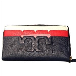 T-Scallop T-Zip Outside Leather Clutch